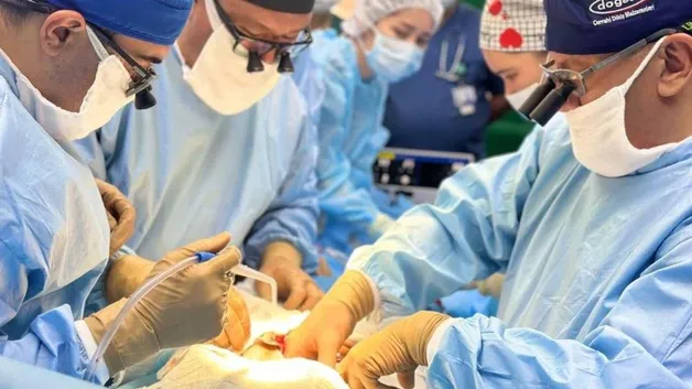 Команда хирургов проводит операцию по пересадке почек фото на taspanews.kz от 29 мая 2024 16:38